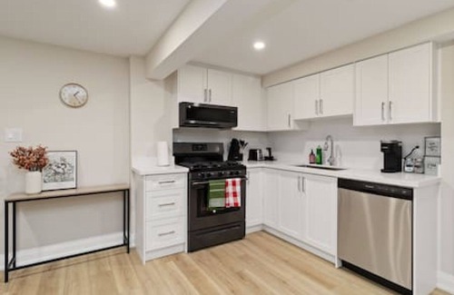 Clarkson-Lorne Park House | Basement unit - Fully Renovated Beautiful stay