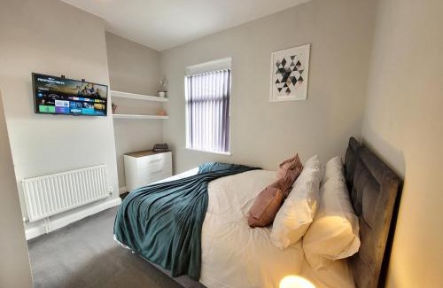 Tunstall House | Basford House- 3 bed, 2 bathroom house by Catchpole stays