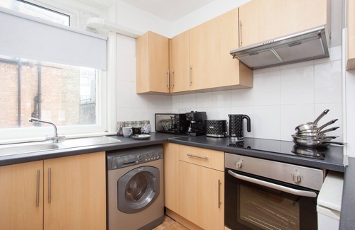 London City Centre Apartment | Basic Apartment for Two Amazing Location