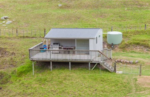 Taiharuru Cabin | Basic holiday cabin with its own private sandy bay