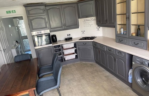 Basildon House | Basildon 3 Bedroom - Free Parking, Private Garden