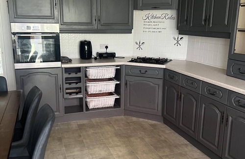 Basildon House | Basildon 3 Bedroom - Free Parking, Private Garden