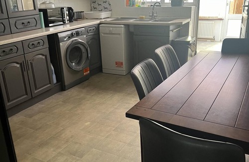 Basildon House | Basildon 3 Bedroom - Free Parking, Private Garden