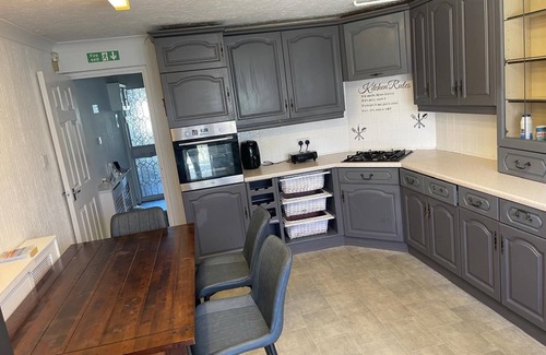 Basildon House | Basildon 3 Bedroom - Free Parking, Private Garden