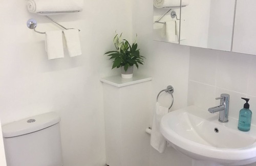 Basingstoke Bed & Breakfast | Basingstoke En Suite Room in Garden Annex