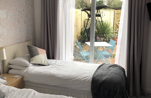 Basingstoke Bed & Breakfast | Basingstoke En Suite Room in Garden Annex