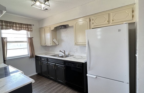 Laverne House | Basket Bungalow near walking trail family & pet friendly.