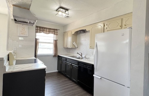 Laverne House | Basket Bungalow near walking trail family & pet friendly.