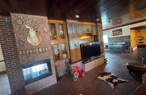Hondo House | Basque in this 6 bedroom, 5.5 spacious home. Perfect space for entertaining!