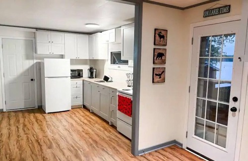 Adolphustown House | Bass Cove Beach Club - Lakefront cottage with Sauna