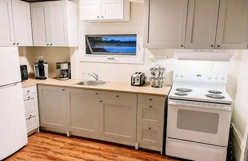 Adolphustown House | Bass Cove Beach Club - Lakefront cottage with Sauna