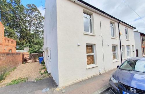 Sittingbourne Apartment | Bassett Flat with 2 Bedrooms and Superfast Wi-Fi
