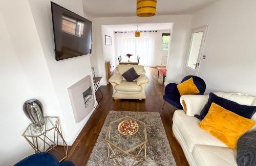 Farnborough and Crofton Apartment | Bassetts House - Mins to Central London