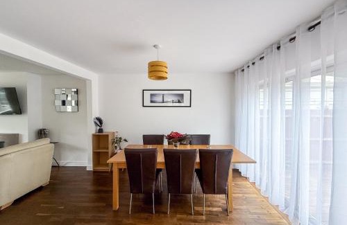 Farnborough and Crofton Apartment | Bassetts House - Mins to Central London