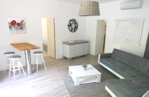 Fontaine-de-Vaucluse Apartment | Bastide De La Lézardière
