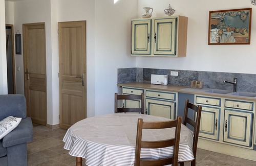 Cabrieres-dʼAigues House | Bastidon au Cœur du Lubéron, a Lorée du Village de Cabrieres D`'aigues