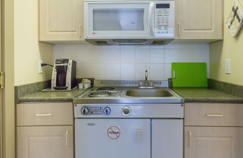 Egmont Hotel | Bathgate Resort and Marina