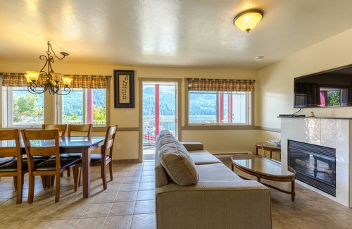 Egmont Hotel | Bathgate Resort and Marina
