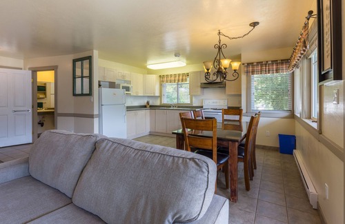 Egmont Hotel | Bathgate Resort and Marina