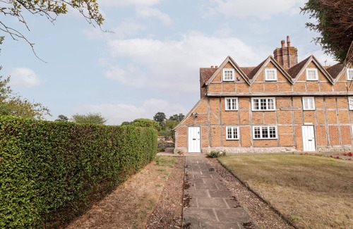 Maidstone Cottage | BATTEL HALL COTTAGE, pet friendly, with open fire in Harrietsham