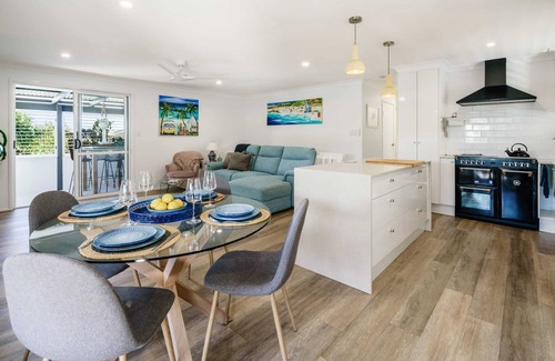 Battery Hill House | Battery Hill Pet-Friendly Poolside Paradise
