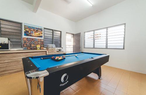 Batu Pahat Villa | Batu Pahat Sri Jaya Villa 4BR 18pax w Pool table by Our Stay