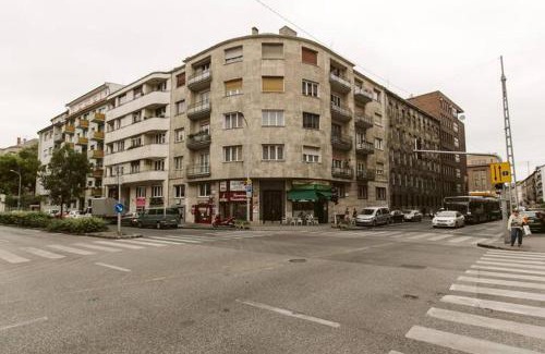 Vizivaros Apartment | Bauhaus Studio with Parliament view