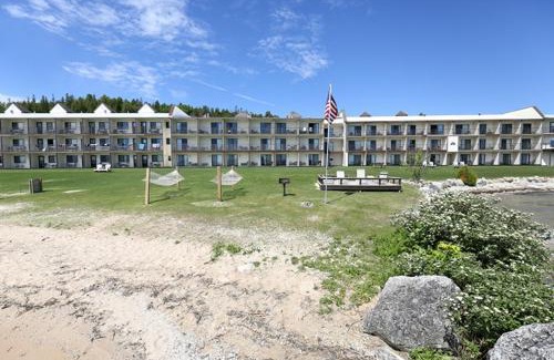 St Ignace Hotel | Bavarian Haus Lakefront Inn