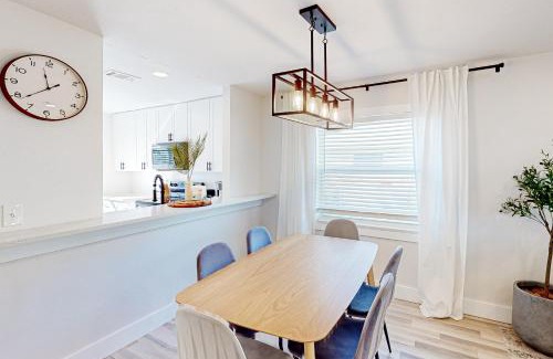 Bay Acres House | Bay Acres Bungalow - B