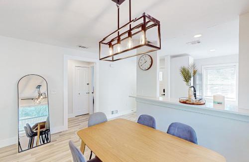 Bay Acres House | Bay Acres Bungalow - B