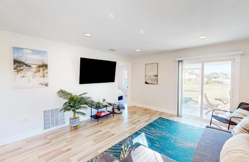 Bay Acres House | Bay Acres Bungalow