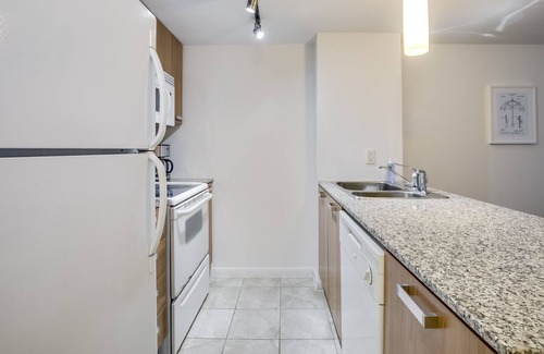 Bay Cloverhill Apartment | Bay and College - 1 Bedroom Suite
