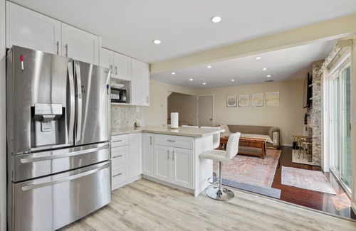 Hercules House | Bay Area Haven: 3BR with Spacious Living Room & Scenic Views