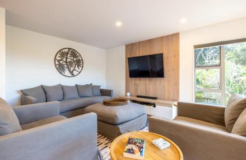 Ostend House | Bay Breeze Retreat