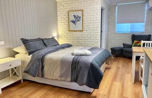 Bateau Bay Hotel | Bay House Motel