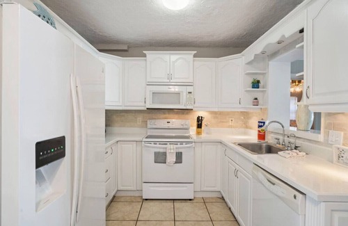 South Pinellas Community Council House | Bay Pines Hideaway 4 BD|3 BA with Pool