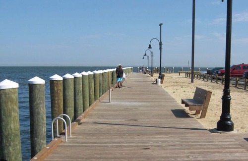 Brightwaters House | Bay Shore Close to all!! LIRR, Fire Island Ferry & Restaurants in walking
