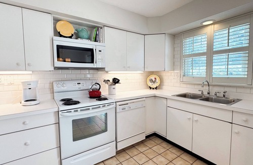 Harbor Springs Condo | Bay Springs #5 – Peaceful, Updated Townhouse - Walk to Downtown & Beaches