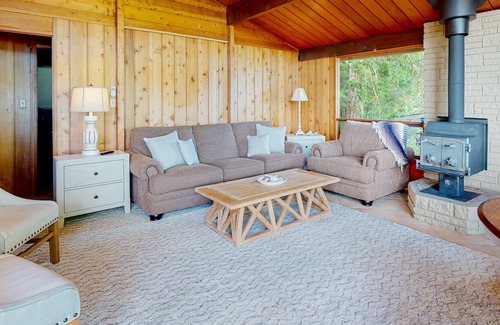Union House | Bay-view home near beach with 2 firepits, grill, deck, streaming, wood fireplace