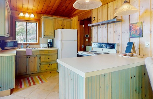 Union House | Bay-view home near beach with 2 firepits, grill, deck, streaming, wood fireplace