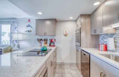 Lincoln City Condo | Bayfront Ground-Level Condo Gives You Fabulous Views over Siletz Bay with Kin