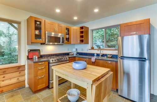 Port Ludlow House | Bayfront home on Oak Bay with fireplace, beachfront, & outdoor dining