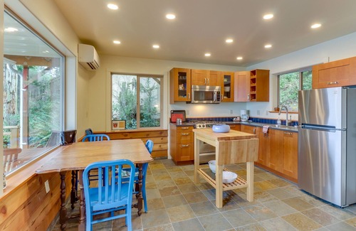 Port Ludlow House | Bayfront home on Oak Bay with fireplace, beachfront, & outdoor dining