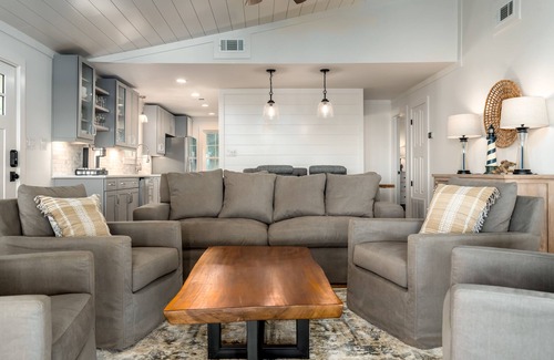 Dauphin Island House | Bayfront, Pier, Boat Friendly, Close to everything! Bayfront Bungalow