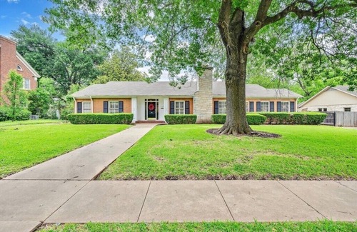 Waco House | Baylor Home -Hidden Gem it’s your home away from home! Come feel the warmth!
