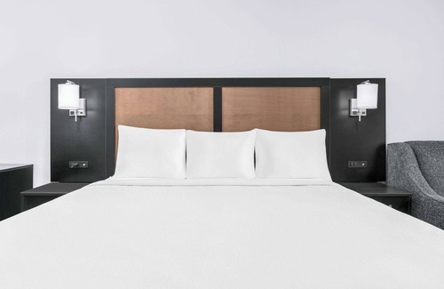 North Loop Hotel | Baymont by Wyndham Austin University Area