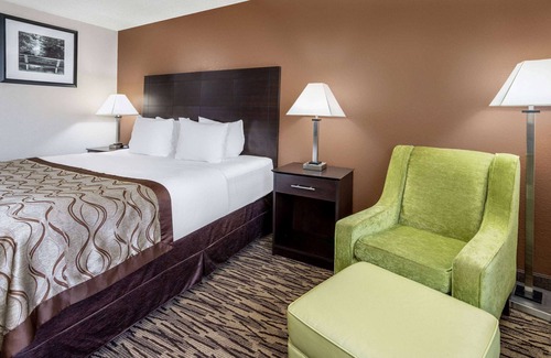Beloit Hotel | Baymont by Wyndham Beloit