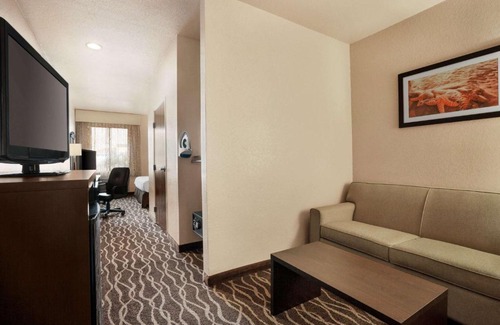 Clute Hotel | Baymont by Wyndham Clute Lake Jackson