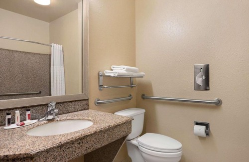 Clute Hotel | Baymont by Wyndham Clute Lake Jackson