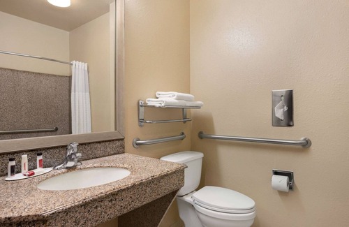 Clute Hotel | Baymont by Wyndham Clute/Lake Jackson